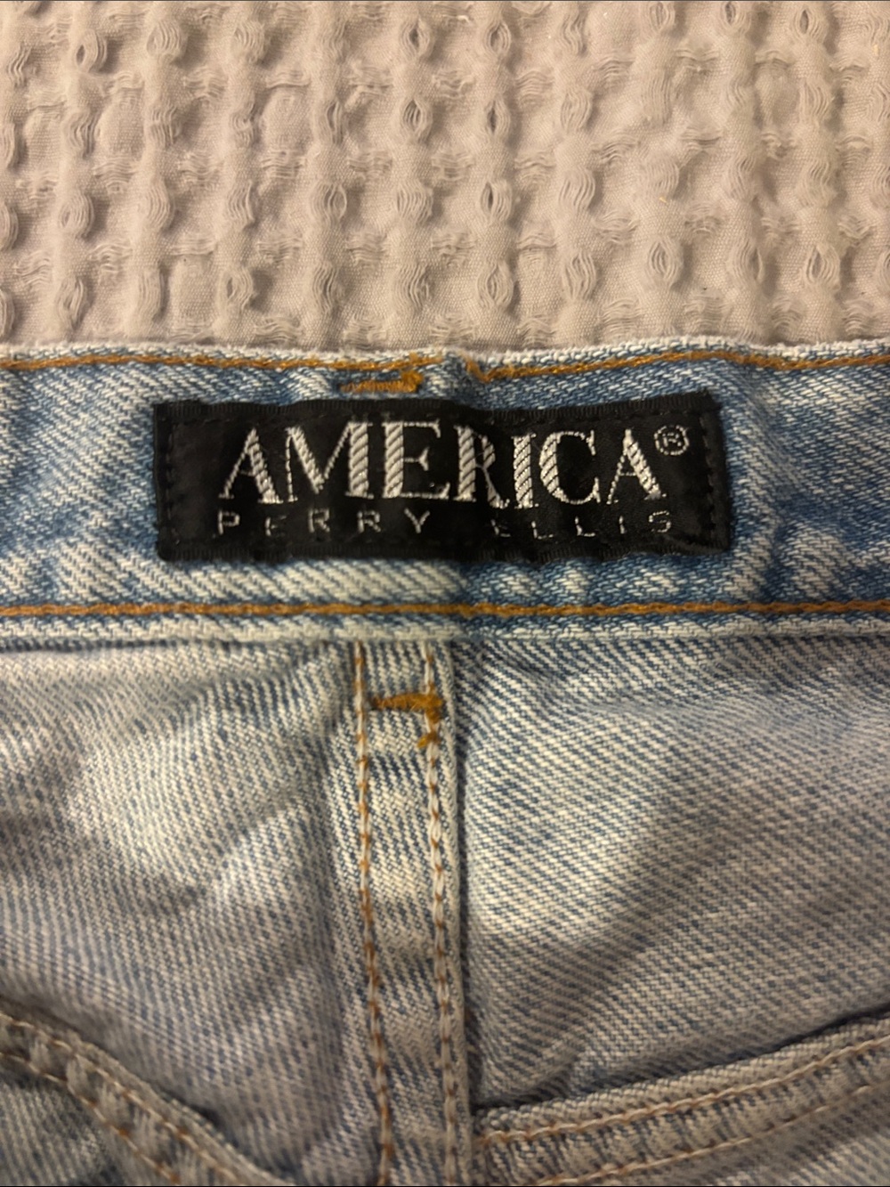 Vintage women’s Parella straight leg jeans. 90’s light wash denim.